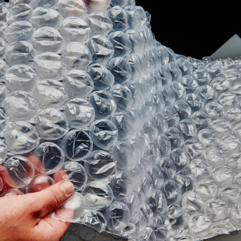 Las burbujas grandes están recomendadas para objetos frágiles, pesados y angulosos ya que el tamaño de la burbuja consigue una gran capacidad para amortiguar golpes. Es un embalaje práctico y flexible indicado para productos electrónicos, audiovisuales o piezas industriales. 