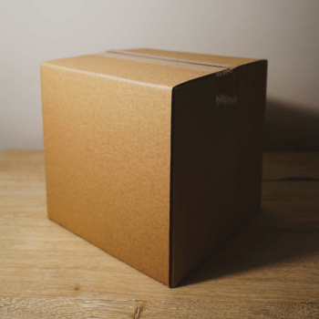 También llamada caja con solapas, la caja de cartón B1 es la caja básica para el embalaje. Es una caja de cartón disponible en distintas medidas estandarizadas que se cierra mediante solapas en la parte superior e inferior de la caja.  Puedes encontrar cajas de cartón B1 en distintas calidades y espesores.