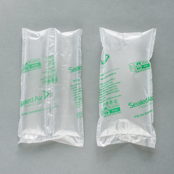 El embalaje de relleno con bolsas de aire consiste en bobinas de plástico con cámaras llenas de aire que protege de los golpes y vibraciones. Este relleno de bolsas de aire también rellena los huecos y se puede utilizar tanto en embalajes grandes como en pequeños.